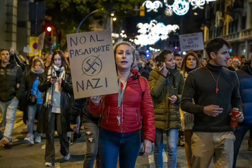 25 December 2021, Spain, Barcelona: Protesters take part in a protest against the vaccination and the Covid passport in the centre of Barcelona on Christmas day. Photo: Paco Freire/SOPA Images via ZUMA Press Wire/dpa.