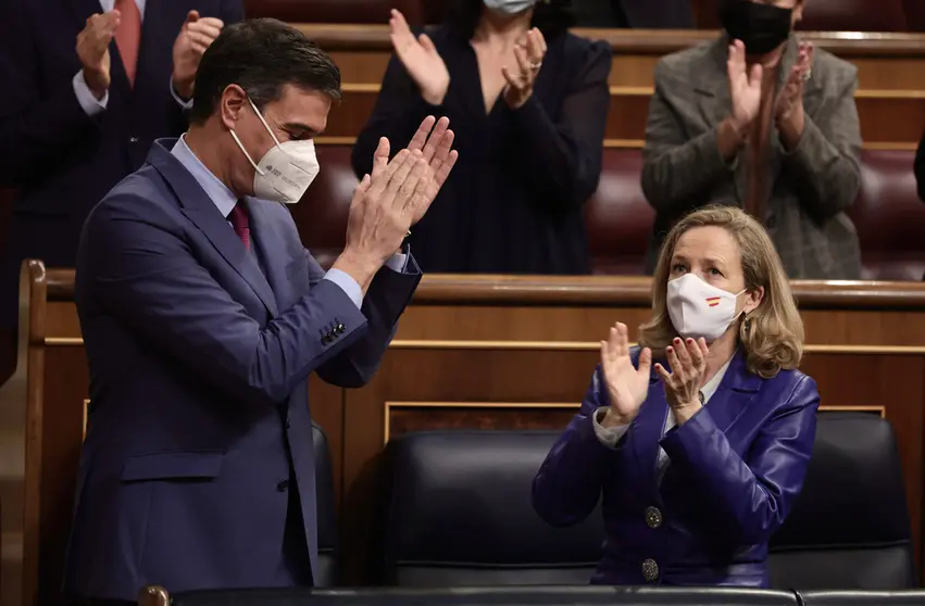 28 December 2021, Spain, Madrid: Spanish Prime Minister Pedro Sanchez (L) receives applause after his speach during a plenary session at the Congress of Deputies where the 2022 General State Budget is being discussed. Photo: Eduardo Parra/EUROPA PRESS/dpa.