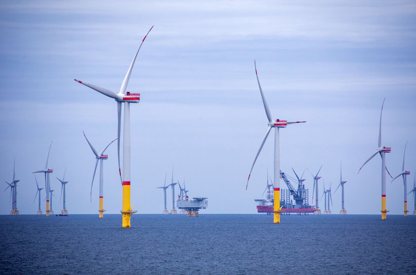 FILED - 22 August 2020, Mecklenburg-Western Pomerania, Mukran: Wind turbines trun in the wind in the Baltic Sea. Spanish-German firm Siemens Gamesa and energy firm Iberdrola have signed agreements to maintain wind turbines totalling 1,928 MW at 69 of the energy group's wind farms in Spain and Portugal for a period of between three and five years. Photo: Jens Büttner/dpa-Zentralbild/ZB.