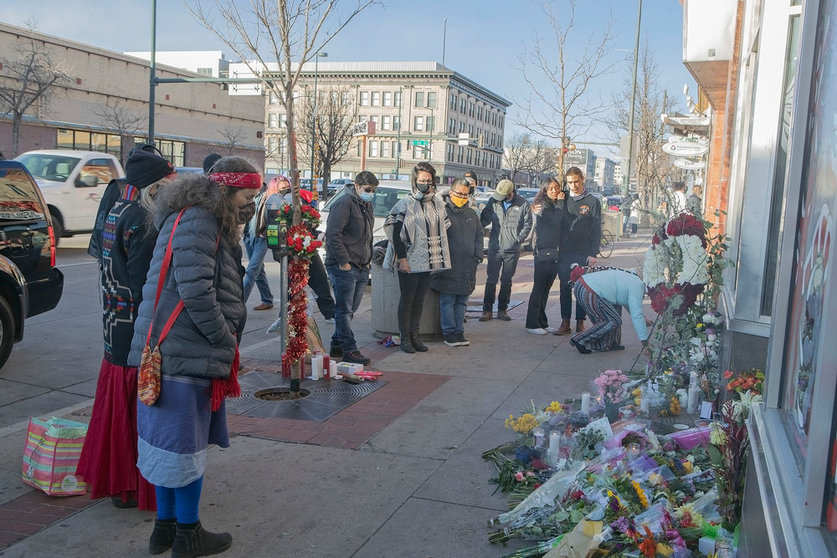 28 December 2021, US, Denver: People lay flowers in the memory of the Sol Tribe Tattooing and Piercing shop owner Alicia Cardenas in Denver. At least five people were killed and several injured, including a police officer, after a series of shootings across the Denver area. Photo: Hector Acevedo/ZUMA Press Wire/dpa.