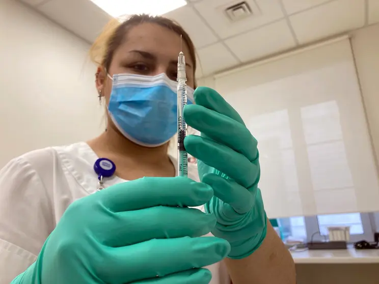 FILED - A nurse in an American clinic in Moscow prepares a vaccination with the Russian coronavirus vaccine Sputnik V., which is meanwhile also longed for by many vaccination fans in Germany. Sputnik V. is even administered in Moscow while shopping or at the opera. Photo: Christian Thiele/dpa.