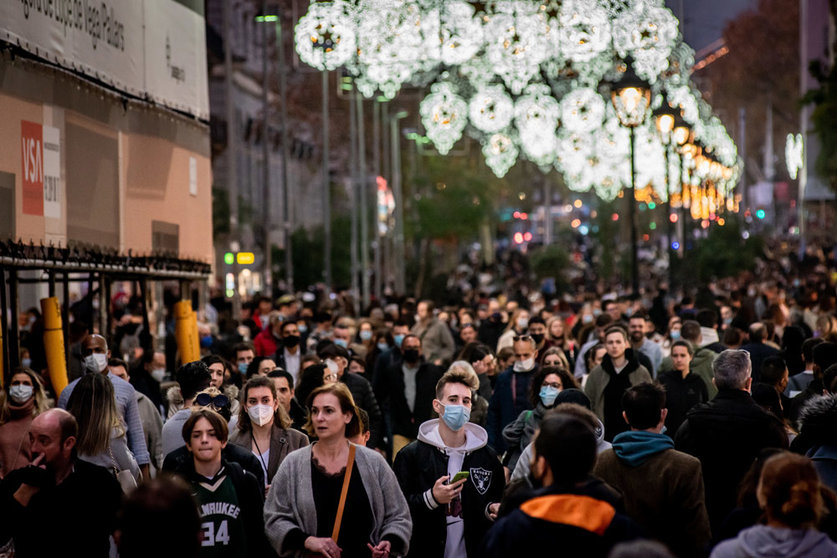 28 December 2021, Spain, Barcelona: Passers-by walk through the shopping street Portal del Angel under Christmas decorations. Photo: Jordi Boixareu/ZUMA Press Wire/dpa.