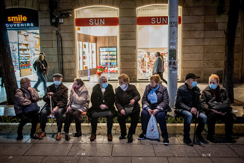 28 December 2021, Spain, Barcelona: Elderly people sit on a bench in the center of Barcelona. Photo: Jordi Boixareu/ZUMA Press Wire/dpa.