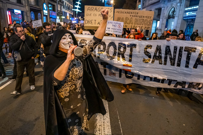 25 December 2021, Spain, Barcelona: A protester wearing the "V for Vendetta" mask is seen during a protest against the vaccination and the Covid passport in the centre of Barcelona on Christmas day. Photo: Paco Freire/SOPA Images via ZUMA Press Wire/dpa.