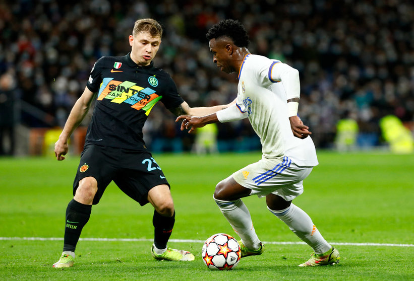 07 December 2021, Spain, Madrid: Real Madrid's Vinicius Junior (R) and Inter Milan's Nicolo Barella battle for the ball during the UEFA Champions League Group D soccer match between Real Madrid and Inter Milan at Santiago Bernabeu Stadium. Photo: Apo Caballero/DAX via ZUMA Press Wire/dpa.