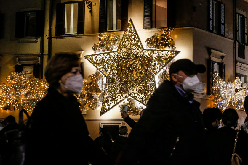 29 December 2021, Italy, Rome: People wearing face masks walk in the center of Rome on piazza di Spagna. New restrictions to counter the spread of Coronavirus (Covid-19) require the use of a protective mask even outdoors. Photo: Fabio Frustaci/ANSA via ZUMA Press/dpa.