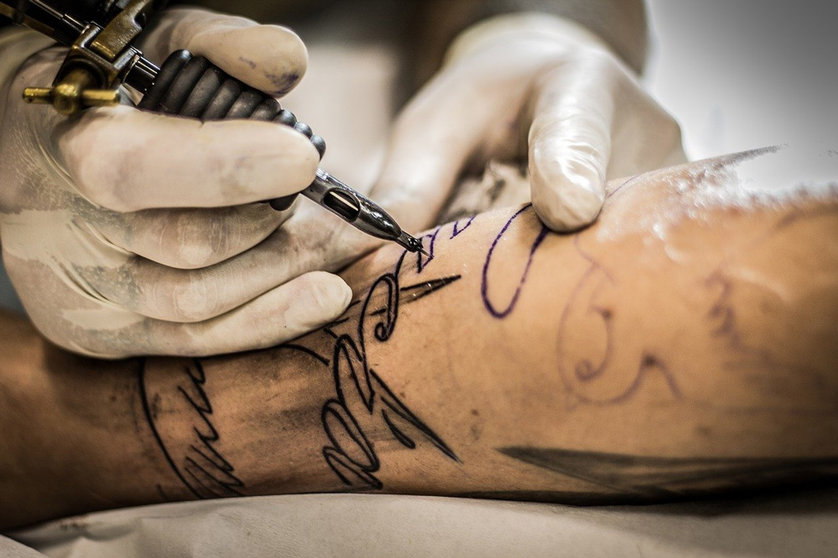 A tattoo artist, working. Photo: Pixabay.