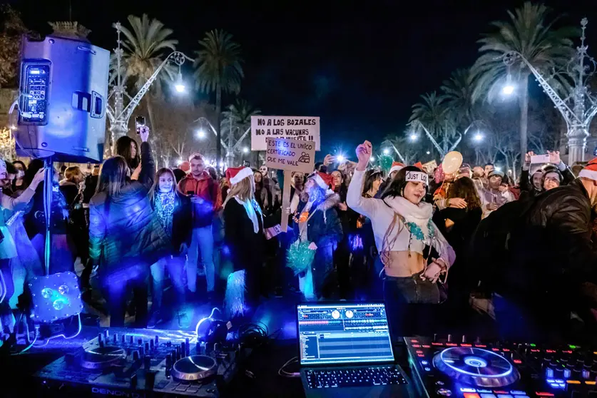 30 December 2021, Spain, Barcelona: Protesters dance under the Arc de Triomphe in Barcelona during a protest to show their rejection of the regulations and obligations derived from the Covid-19 pandemic. Photo: Paco Freire/SOPA Images via ZUMA Press Wire/dpa.