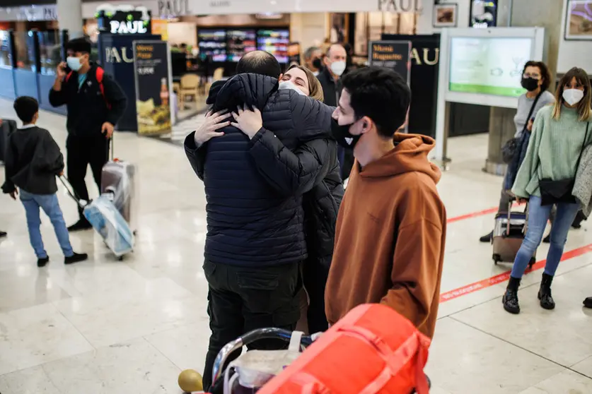 30 December 2021, Spain, Madrid: A passenger embraces a relative at Terminal 4 of the Adolfo Suarez-Madrid Barajas Airport one day before New Year's Eve. Spanish train stations, airports and roads are experiencing an increase in activity amid the holiday season. Photo: Alejandro Martínez Vélez/EUROPA PRESS/dpa.