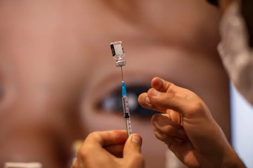 FILED - 11 January 2021, Israel, Jerusalem: A medic fills up a syringe with a dose from a vial of the Pfizer-BioNTech COVID-19 vaccine at a vaccination centre during a nationwide campaign. Israel has started administering a fourth vaccination against the coronavirus for people with compromised immune systems. Photo: Ilia Yefimovich/dpa.