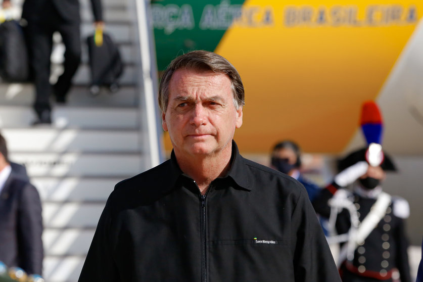 FILED - 29 October 2021, Italy, Rome: Brazilian President Jair Bolsonaro arrives at Rome Ciampino Giovan Battista Pastine Airport, ahead of the G20 World Leaders Summit in Rome. Brazilian President Jair Bolsonaro was taken to hospital in São Paulo on Monday with a suspected intestinal blockage, the government said in a statement. Photo: Alan Santos/Brazilian Presidency /dpa - ATTENTION: editorial use only and only if the credit mentioned above is referenced in full.