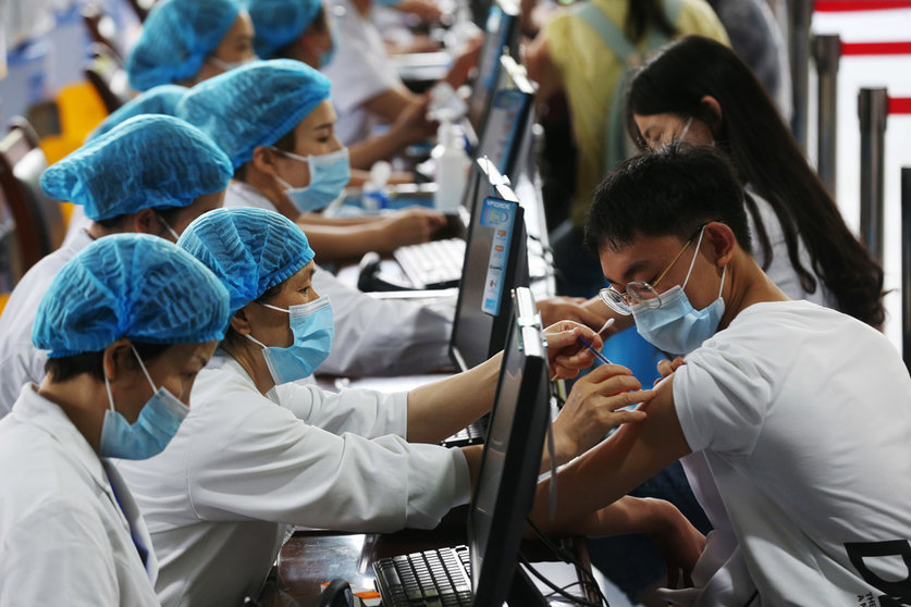 FILED - Health workers vaccinate 3,318 senior high school graduates as the Qianjiang District of Chongqing City organizes a coronavirus vaccination campaign to establish an immune barrier as soon as possible in this file shot from June 11, 2021. Photo: Yang Min/SIPA Asia via ZUMA Wire/dpa.