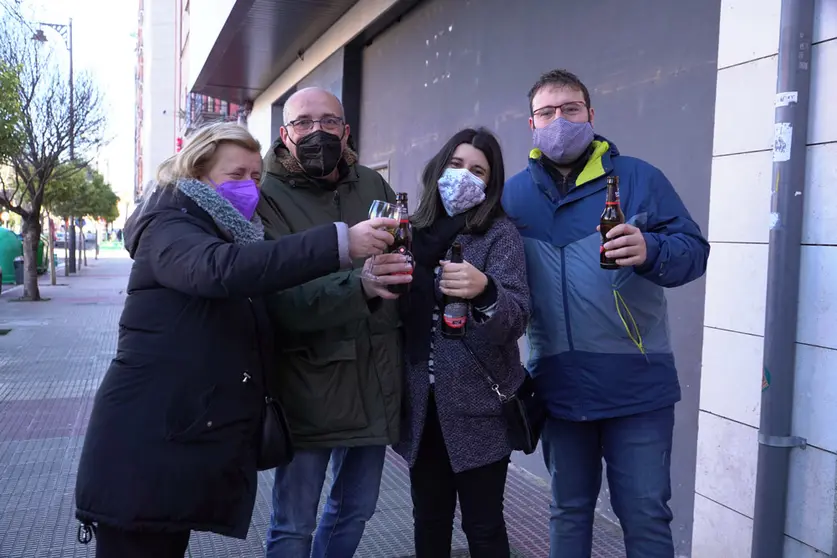 06 January 2022, Spain, Logrono: Lottery winners celebrate in front of the "Carmen" administration in Logrono. Spain's El Nino lottery was set to pay out a total of 700 million euros (790 million dollars) to thousands of punters on Thursday, just two weeks after the Christmas lottery disbursed as much as 2.4 billion euros. Photo: Alberto Ruiz/EUROPA PRESS/dpa.