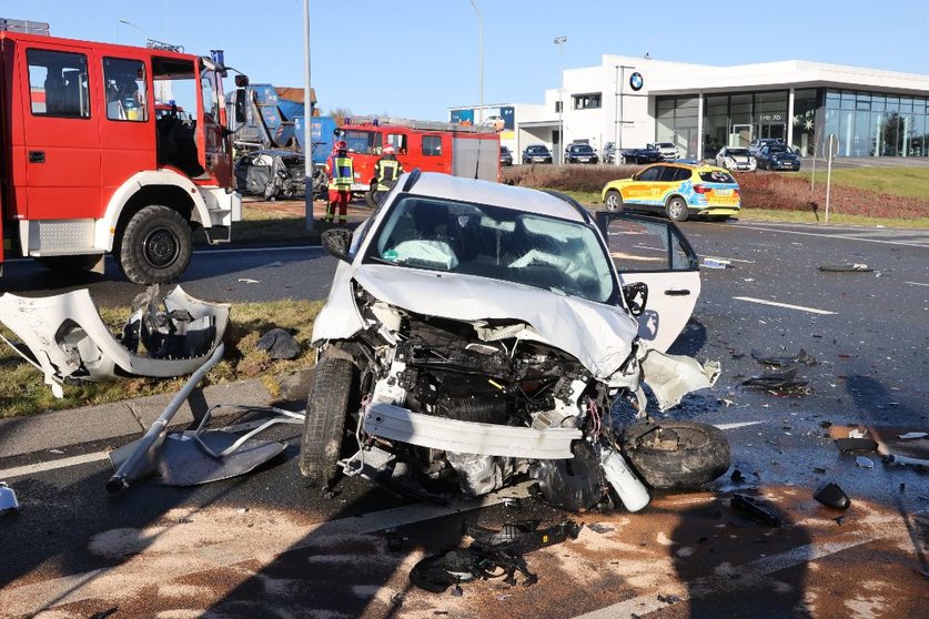 20 December 2021, Thuringia, Greiz: Police and fire brigade personnel work at a junction on the B92 federal highway where an Opel car and a truck collided, and another car crashed while trying to avoid the collision. The driver of the Opel died at the scene of the accident, two other people were injured. Photo: Bodo Schackow/dpa-Zentralbild/dpa.