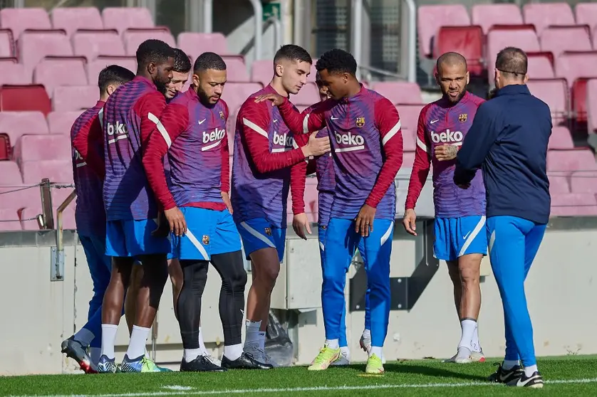 03 January 2022, Spain, Barcelona: Barcelona's Ferran Torres and Ansu Fati take part in a training session for the team at Camp Nou stadium. Photo: Gerard Franco/DAX via ZUMA Press Wire/dpa.