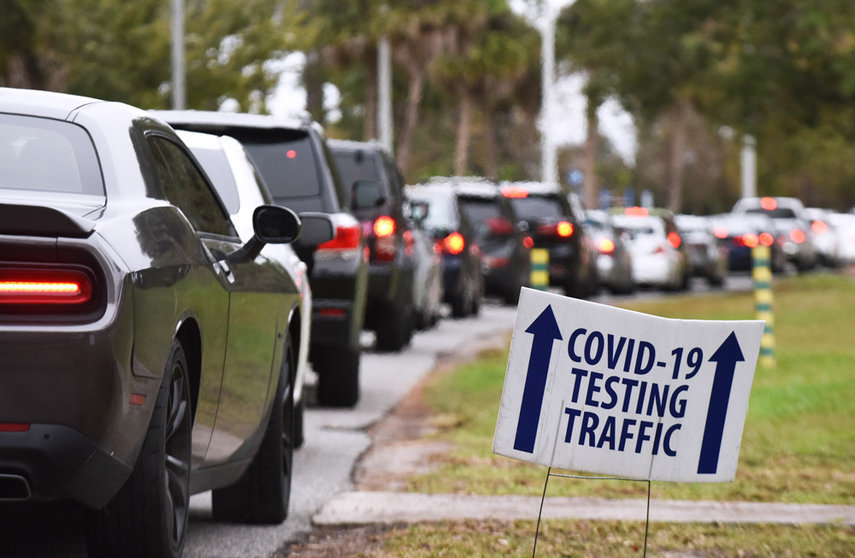 22 December 2021, US, Orlando: Car queue as people wait to receive a COVID-19 test and vaccine at a COVID-19 testing and vaccination site in Barnett Park. Photo: Paul Hennessy/SOPA Images via ZUMA Press Wire/dpa.