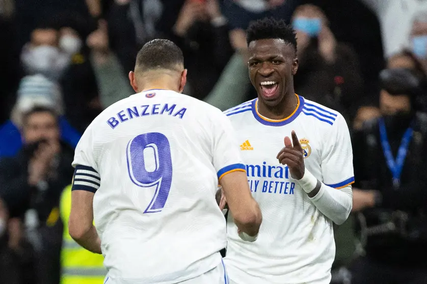 08 January 2022, Spain, Madrid: Real Madrid's Vinicius Junior (R) celebrates scoring his side's second goal with team mate Karim Benzema during the Spanish La Liga soccer match between Real Madrid and Valencia CF at Santiago Bernabeu Stadium. Photo: -/Indira/DAX via ZUMA Press Wire/dpa.