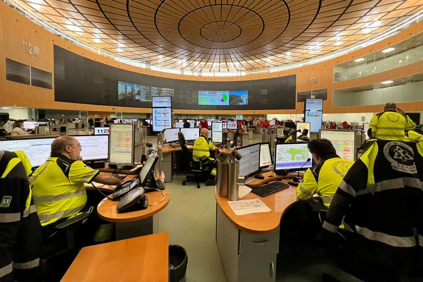 The emergency services professionals answering calls at their headquarters. Photo: @EmergenciasMad.