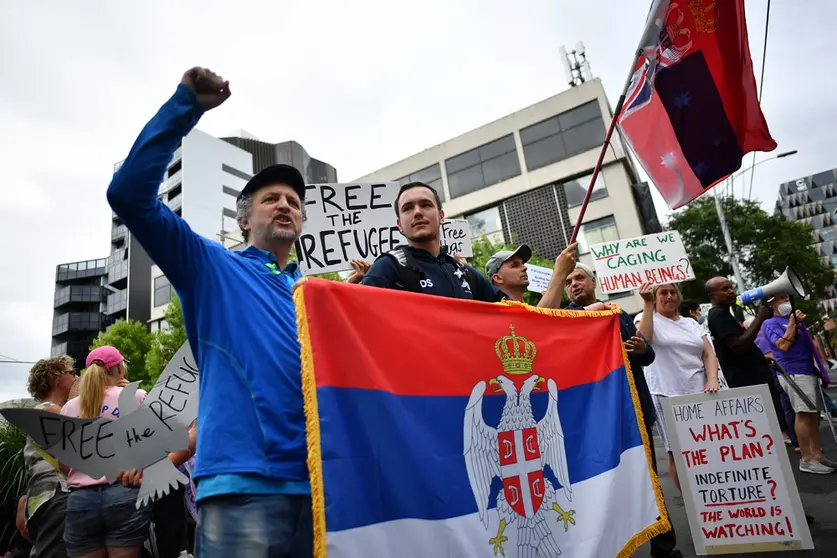 07 January 2022, Australia, Melbourne: Supporters of Serbian tennis player Novak Djokovic protest outside of the Park hotel quarantine facility where it is believed Djokovic is being detained. World No.1 tennis star Novak Djokovic is fighting his visa cancellation and pending deportation in a Federal Court challenge. Photo: Joel Carrett/AAP/dpa.