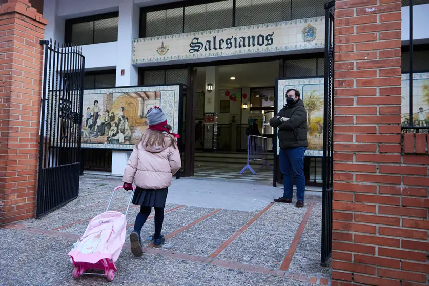 10 January 2022, Spain, Sevilla: A girl enters a school in Seville as the children return to school after the Christmas vacations. Photo: Joaquin Corchero/EUROPA PRESS/dpa.