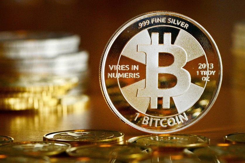 FILED - 28 November 2013, Berlin: A general view of a coin bearing the logo of the Bitcoin cryptocurrency at a coin store. The value of Bitcoin fell below 40,000 dollars on Monday for the first time since September. Photo: Jens Kalaene/zb/dpa.