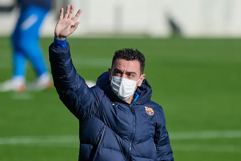 03 January 2022, Spain, Barcelona: Barcelona head coach Xavi Hernandez leads a training session for the team at Camp Nou stadium. Photo: Gerard Franco/DAX via ZUMA Press Wire/dpa.