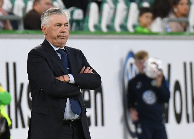 FILED - 11 August 2018, Lower Saxony, Wolfsburg: Then Napoli's manager Carlo Ancelotti watches his players in action during the club friendly soccer match between VfL Wolfsburg and SSC Napoli at the Volkswagen Arena. Ancelotti calls for consistency in the principle of anti-Corona protocols in the Spanish League. Photo: Peter Steffen/dpa.