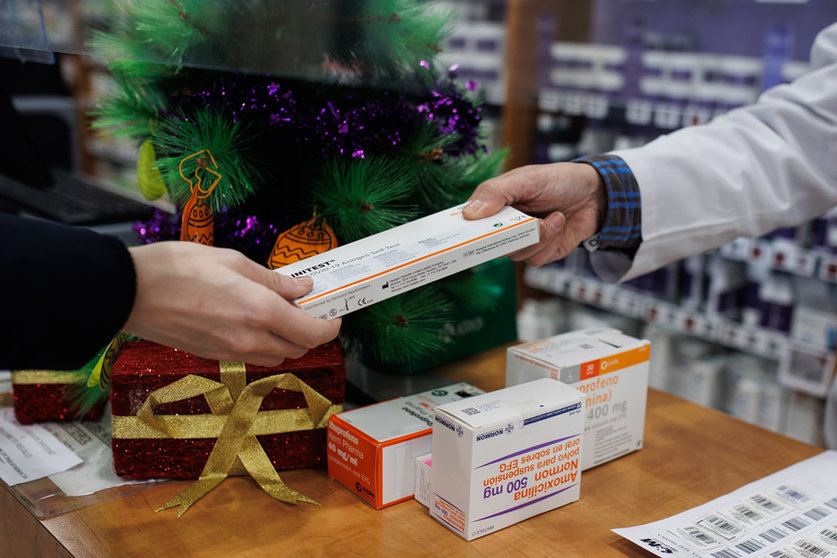 21 December 2021, Spain, Madrid: A person picks up a free antigen test at a pharmacy in Madrid. The Government of the Community of Madrid has made antigen tests available for free for its citizens before the Christmas gatherings. Photo: Alejandro Martínez Vélez/EUROPA PRESS/dpa.