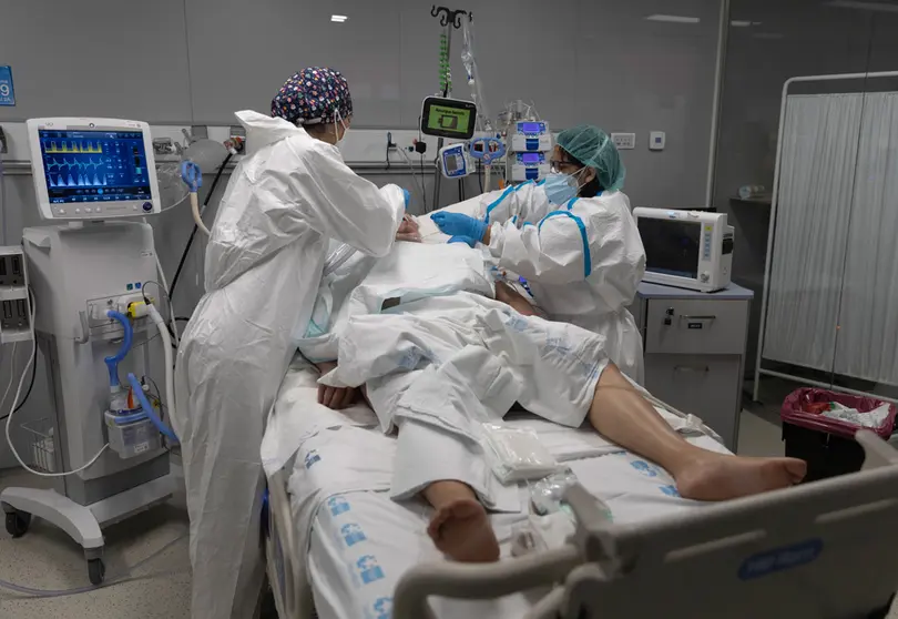 13 January 2022, Spain, Madrid: Health care workers treat a patient admitted to the intensive care unit of Enfermera Isabel Zendal Hospital. The 14-day cumulative incidence rate in the Community of Madrid increased by 87.35 to 2,528.84 cases per 100,000 inhabitants, according to the Ministry of Health. Photo: Eduardo Parra/EUROPA PRESS/dpa.