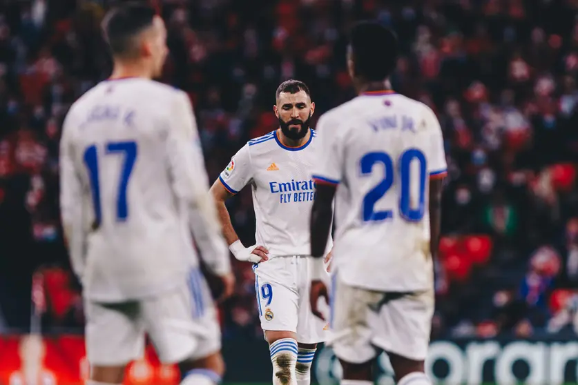 23 December 2021, Spain, Bilbao: Real Madrid's Karim Benzema (C) reacts during the Spanish La Liga soccer match between Athletic Club and Real Madrid at San Mames Stadium. Photo: Edu Del Fresno/ZUMA Press Wire/dpa.