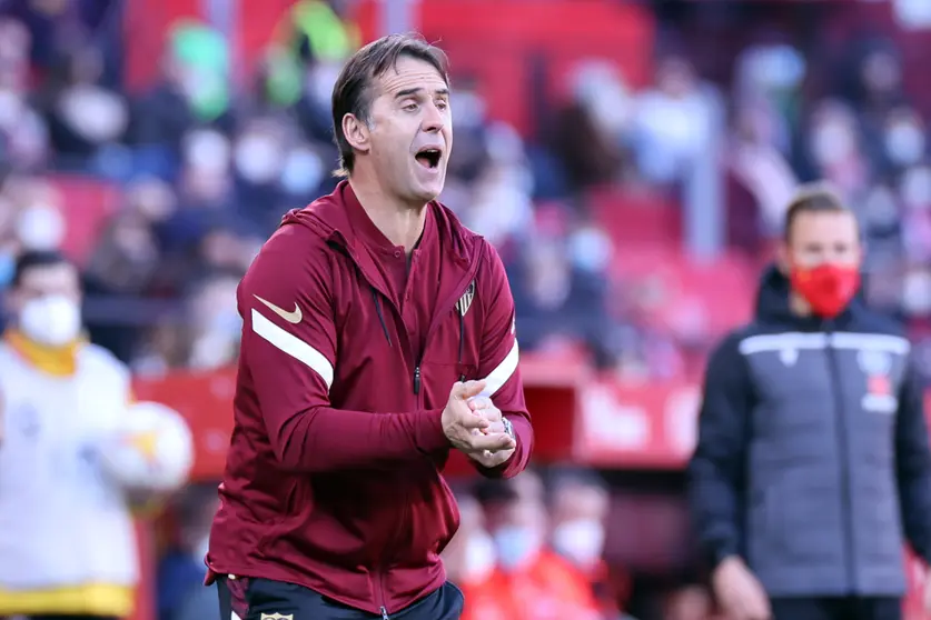 09 January 2022, Spain, Seville: Sevilla head coach Julen Lopetegui gestures on the touchline during the Spanish La Liga soccer match between Sevilla CF and Getafe CF at Ramon Sanchez Pizjuan. Photo: Jose Luis Contreras/DAX via ZUMA Press Wire/dpa.