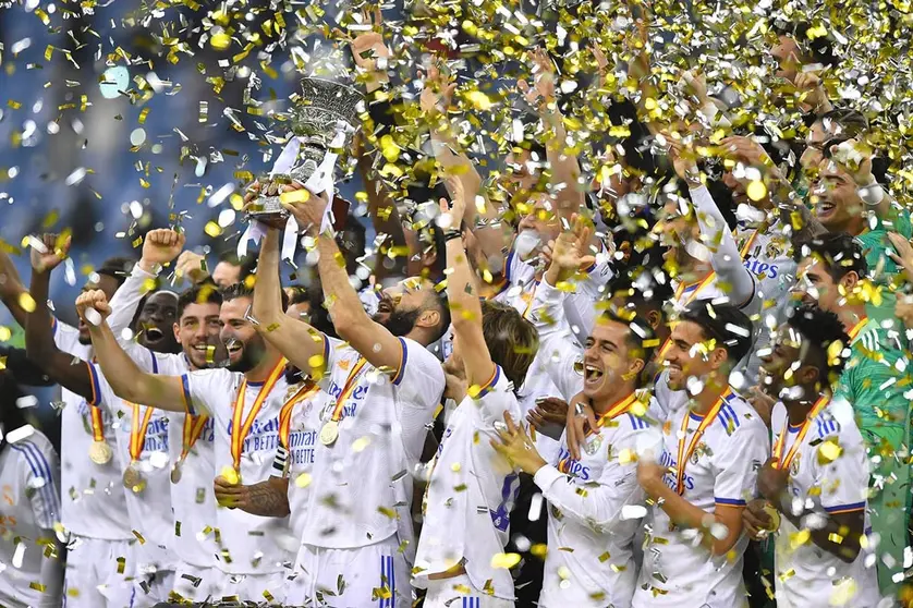 16 January 2022, Saudi Arabia, Riyadh: Real Madrid's Karim Benzema (C) lifts the trophy alongside his teammates as they celebrate their victory after the final whistle of the Spanish Super Cup (Supercopa de Espana) final soccer match between Athletic Club and Real Madrid CF at King Fahd Stadium. Photo: Mohammed Al Msaad/Saudi Press Agency/dpa.