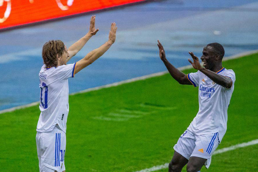16 January 2022, Saudi Arabia, Riyadh: Real Madrid's Luka Modric (L) celebrates scoring his side's first goal with team mate Ferland Mendy during the Spanish Super Cup (Supercopa de Espana) final soccer match between Athletic Club and Real Madrid CF at King Fahd Stadium. (best quality available) Photo: -/Saudi Press Agency/dpa.