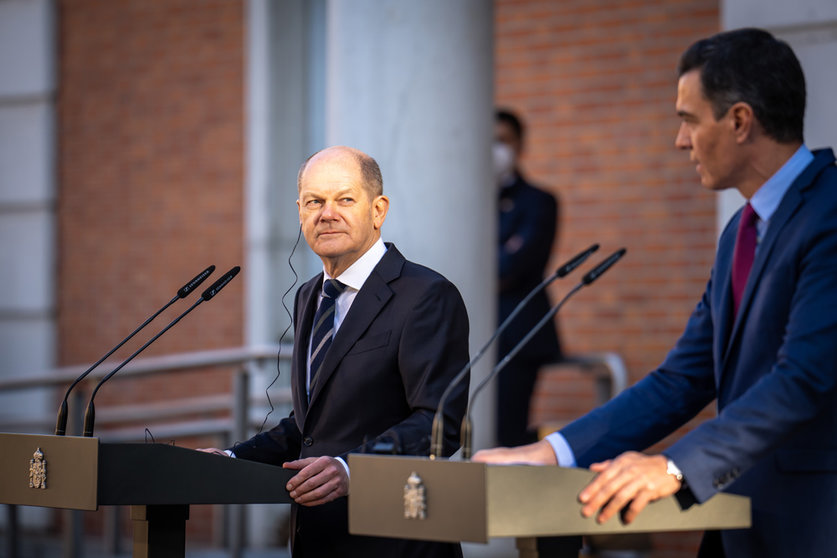 17 January 2022, Spain, Madrid: Spanish Prime Minister Pedro Sanchez and German Chancellor Olaf Scholz hold a joint press conference following their meeting at Moncloa Palace in Madrid. Photo: Michael Kappeler/dpa.