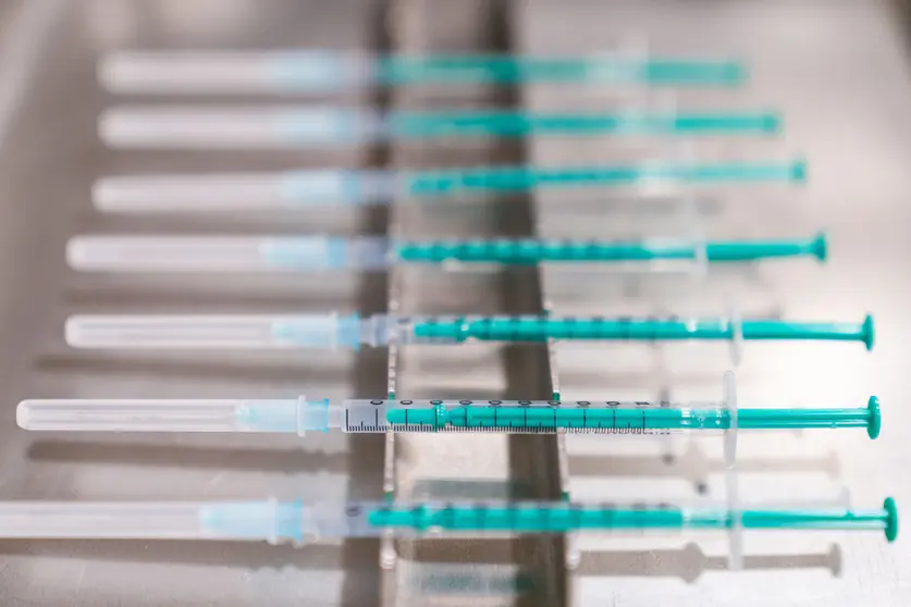 FILED - Ready-prepared syringes with the vaccine from Biontech/Pfizer Photo: Nicolas Armer/dpa.