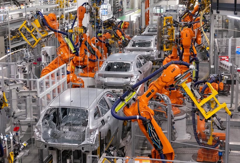 FILED - 22 October 2021, Bavaria, Munich: Robots from ABB work on the bodywork of various BMW models at the main plant. Germany as an automotive location has suffered much more than other countries from the semiconductor crisis, industry experts have warned. This year, only 2.85 million passenger cars will roll off the production line in Germany, according to a study published on Tuesday by the private Centre for Automotive Research (CAR). Photo: Daniel Josling/dpa.