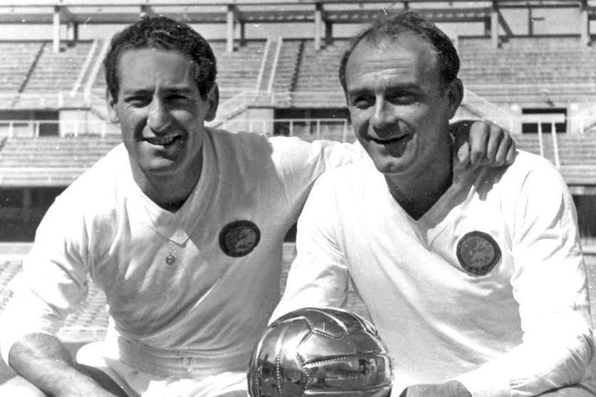 Francisco Gento (L) with the first Intercontinental Cup won by Real Madrid. Photo: @RealMadrid/Twitter.