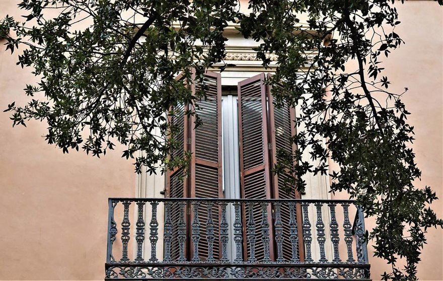 Balcony facade by Pixabay.