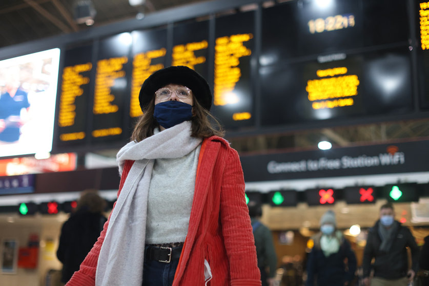 19 January 2022, United Kingdom, London: A passenger wears a face mask at Charring Cross Station. Mandatory face masks will no longer be required across England from next week while advice for people to work from home will be dropped immediately, the Prime Minister has said. Photo: James Manning/PA Wire/dpa.