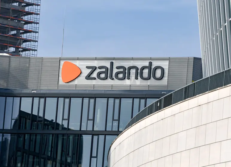 FILED - 03 March 2021, Berlin: The logo of the online retailer Zalando at the headquarters of the Zalando Campus at Mercedes-Platz. The Berlin-based online fashion retailer Zalando said it had decided to initiate a share buy-back programme. Photo: Jens Kalaene/dpa-Zentralbild/dpa.