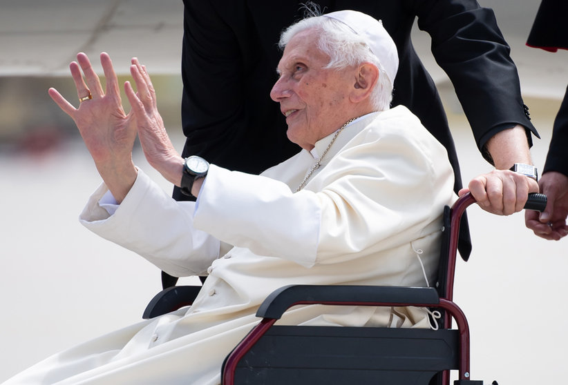 FILED - Pope Emeritus Benedict XVI waving at Munich airport on June 26, 2020. Photo: Sven Hoppe/dpa-Pool/dpa.