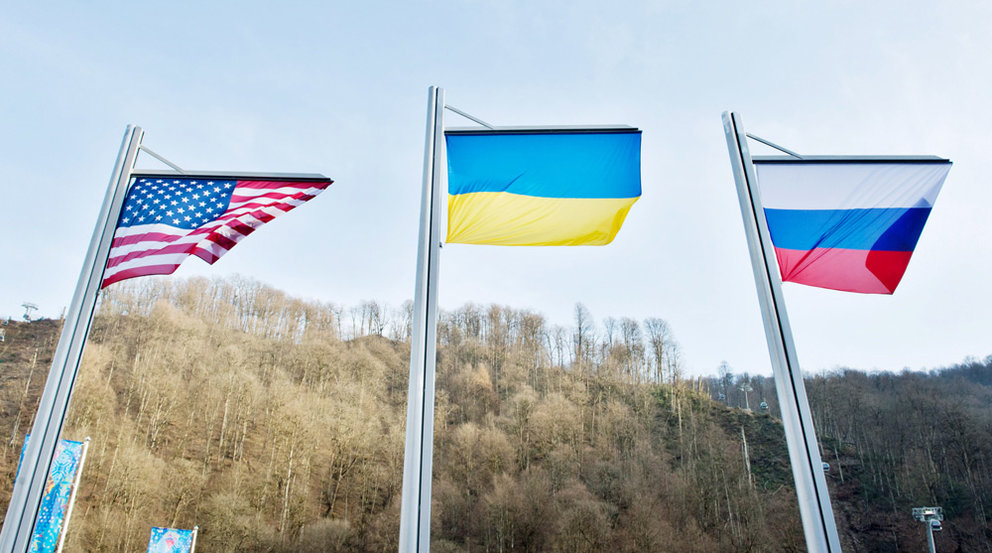 FILED - 10 March 2014, Russia, Sochi: (L-R) flags of the USA, Ukraine and Russia wave on their masts. Representatives of Russia have arrived in Geneva ahead of negotiations with the United States against the backdrop of the Ukraine crisis. Photo: picture alliance / dpa.