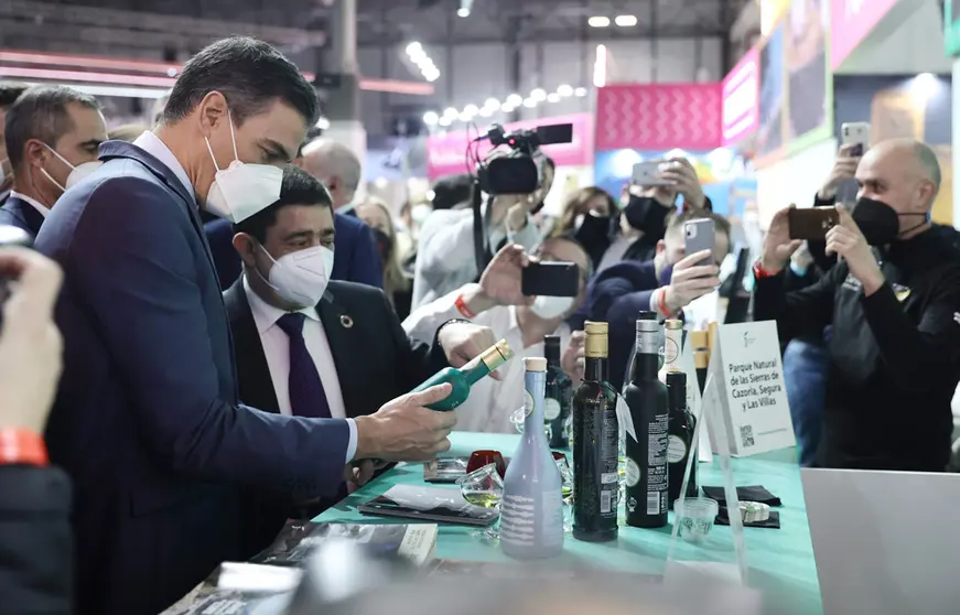 21 January 2022, Spain, Madrid: visits the stand of the Natural Park of the Sierras de Cazorla, on the third day of the 42nd International Tourism Fair Fitur 2022 in Madrid. Photo: Ricardo Rubio/EUROPA PRESS/dpa.