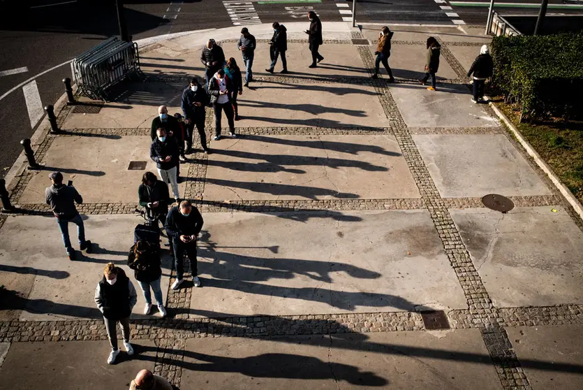 03 January 2022, Spain, Barcelona: People queue up to receive a dose of Covid-19 vaccine at a vaccination center in Barcelona amid the spread of the coronavirus Omicron variant. Photo: Jordi Boixareu/ZUMA Press Wire/dpa.