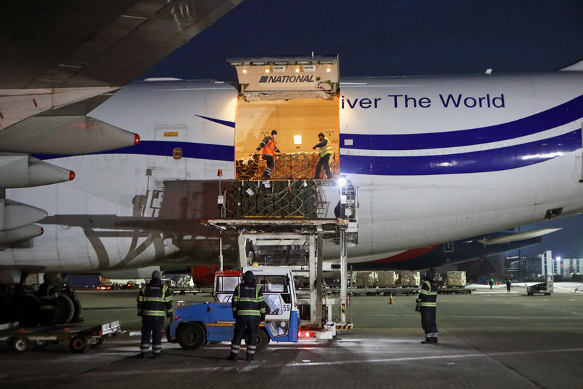 Workers unload the new batch of military aid from the US after arriving at Boryspil International Airport. Photo: -/Ukrinform/dpa.