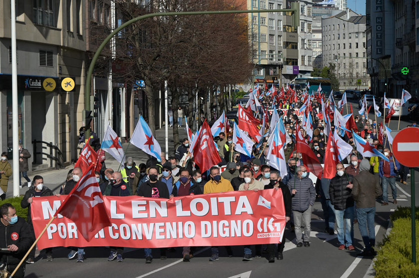 15 January 2022, Spain, A Coruna: People take part in a protest called by CIG-Industria of metal workers, from Plaza de Vigo to the headquarters of the Confederation of Employers in Plaza Luis Seoane, to demand a decent collective bargaining agreement. Photo: M. Dylan/EUROPA PRESS/dpa.