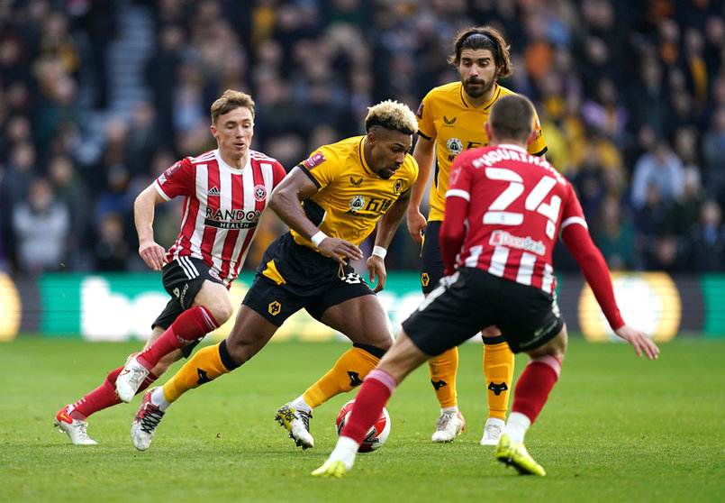 09 January 2022, United Kingdom, Wolverhampton: Wolverhampton Wanderers' Adama Traore (C) battles for the ball with Sheffield United's Conor Hourihane (R) during the English FA Cup third round soccer match between Wolverhampton Wanderers and Sheffield United at Molineux Stadium. Photo: Nick Potts/PA Wire/dpa.
