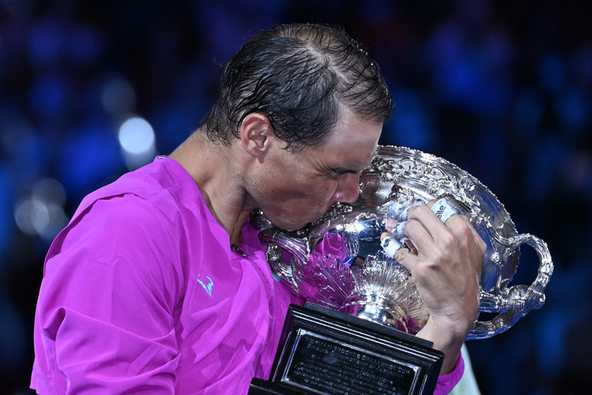 31 January 2022, Australia, Melbourne: Spanish tennis player Rafael Nadal kisses the Norman Brookes Challenge Cup after winning the men's singles final tennis match of the Australian Open against Russia's Daniil Medvedev. Photo: Dean Lewins/AAP/dpa.