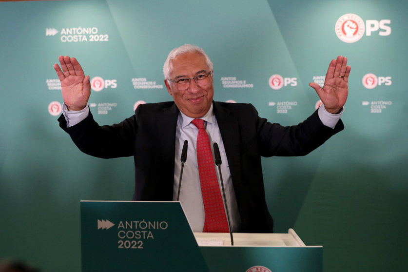 31 January 2022, Portugal, Lisbon: Portuguese incumbent Prime Minister and leader of the Socialist party (PS) Antonio Costa waves as he addresses the nation after winning the Portugal's General Election. Photo: Pedro Fiuza/ZUMA Press Wire/dpa.