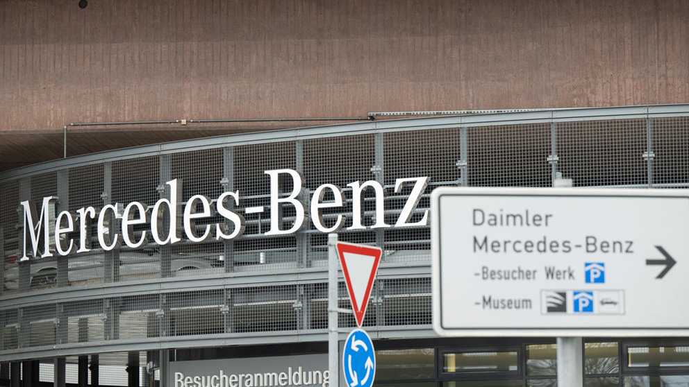FILED - A lettering with the inscription "Mercedes-Benz" is emblazoned in front of the plant entrance at the headquarters of the car manufacturer. According to the automaker, this is intended to highlight its focus on the car and van business. Daimler's truck division was spun off last year and became independent. Photo: Bernd Weißbrod/dpa.